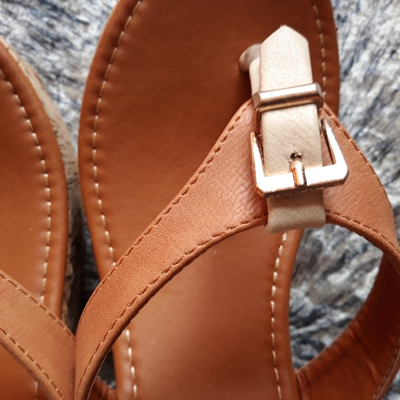 Unique Buckle detail Wedge Shoes Size 7.5 - Picture 2 of 4